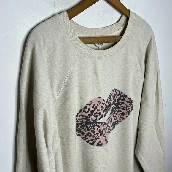WILDFOX Leopard Lips Kiss Graphic Crewneck Long Sleeve Cream Cozy Sweater - Picture 3 of 10